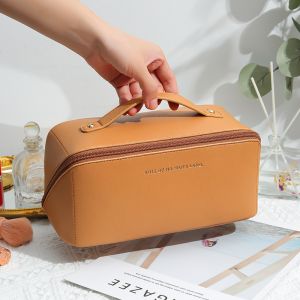 A leather bag to organize cosmetics and makeup - Havan